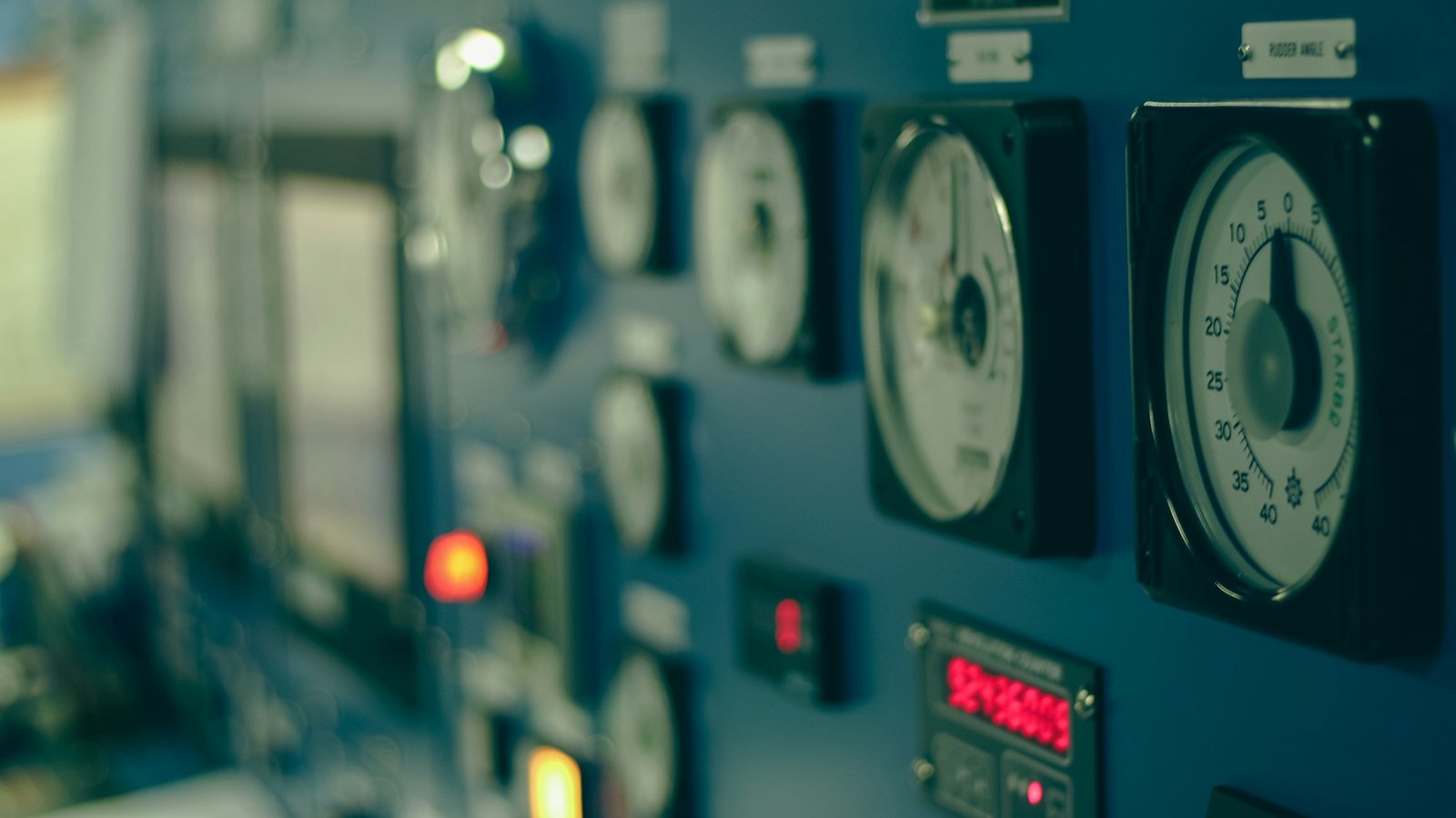Painel de automação industrial com medidores