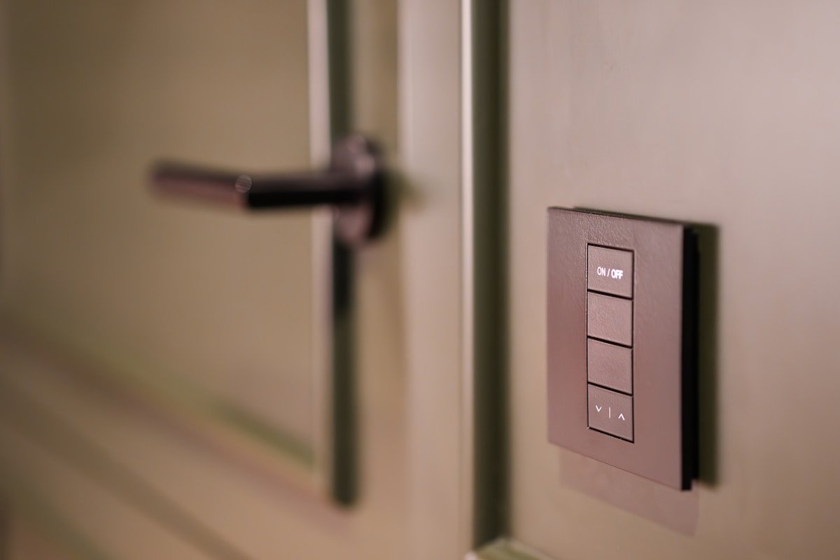 Painel de automação residencial na parede