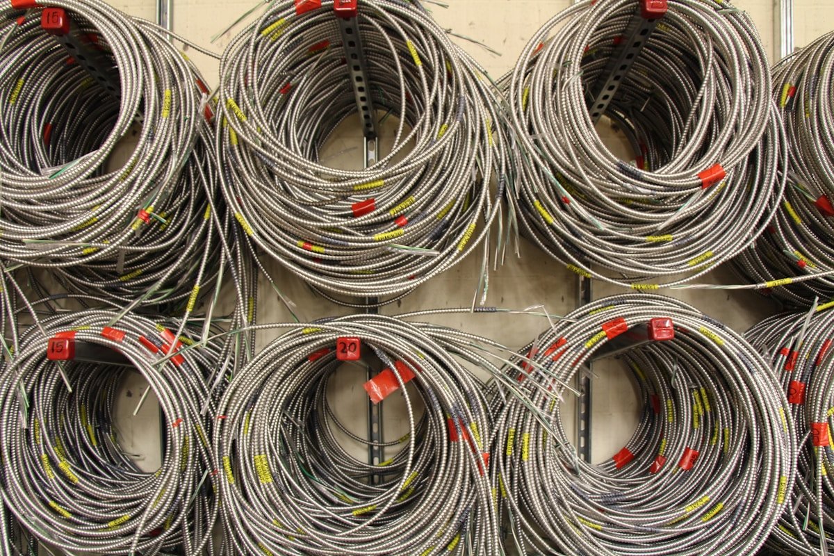 Rolos de fios e cabos elétricos organizados