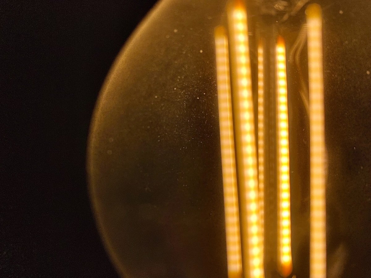 Lâmpada LED com filamento acesa