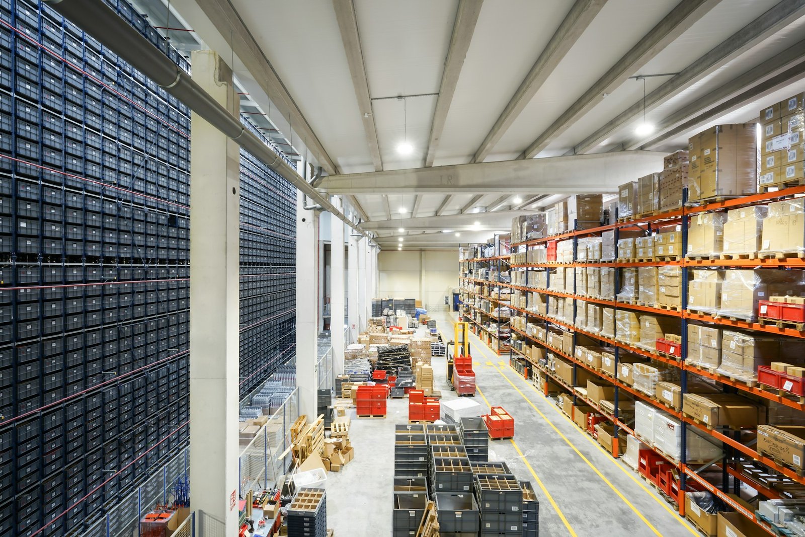 Galpão de distribuição da MM Elétrica & Automação com estoque organizado